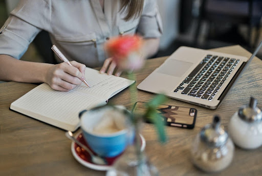 hand_pen_notebook_desk.jpg