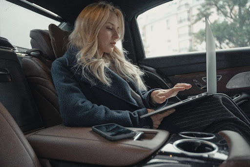 woman_car_laptop.jpg
